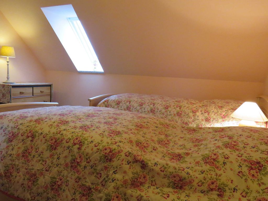 Schlafzimmer mit getrennt stehenden Betten