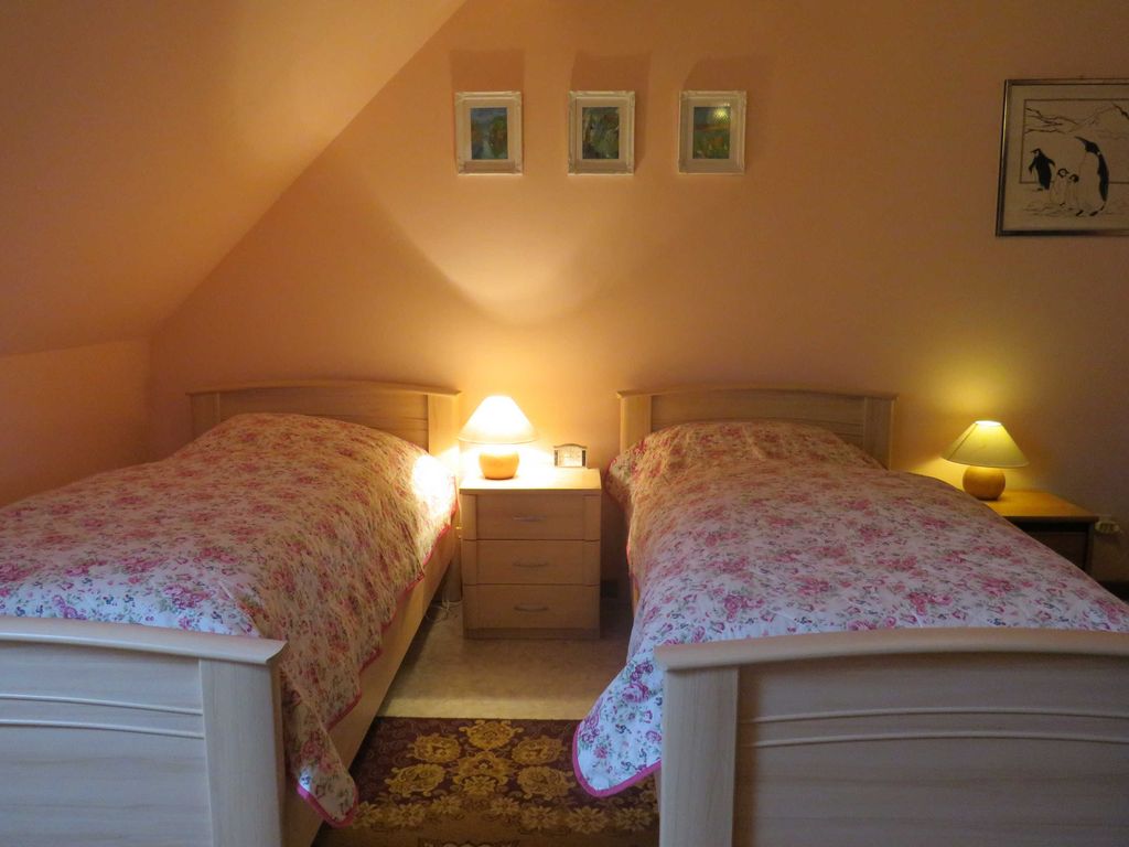 Schlafzimmer mit getrennt stehenden Betten