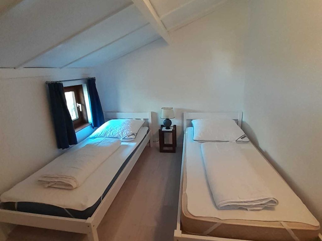 Schlafzimmer mit zwei Einzelbetten