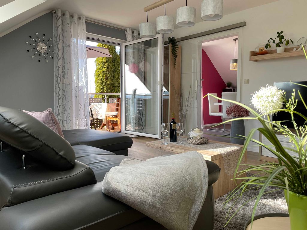 gemütliches Wohnzimmer mit Zugang Loggia
