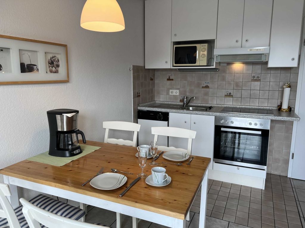 Essbereich im Wohnzimmer mit Küchenzeile