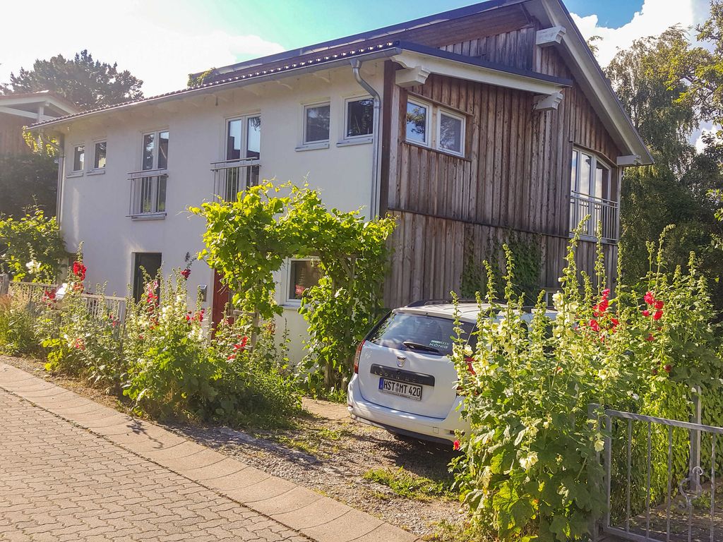 Außenansicht und Parkplatz