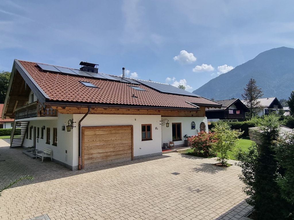 Haus Caroline - Außenansicht mit Wallberg