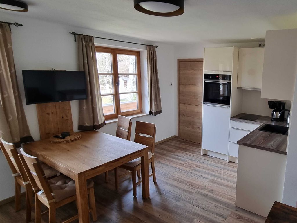 Wohn- und Esszimmer mit Küche