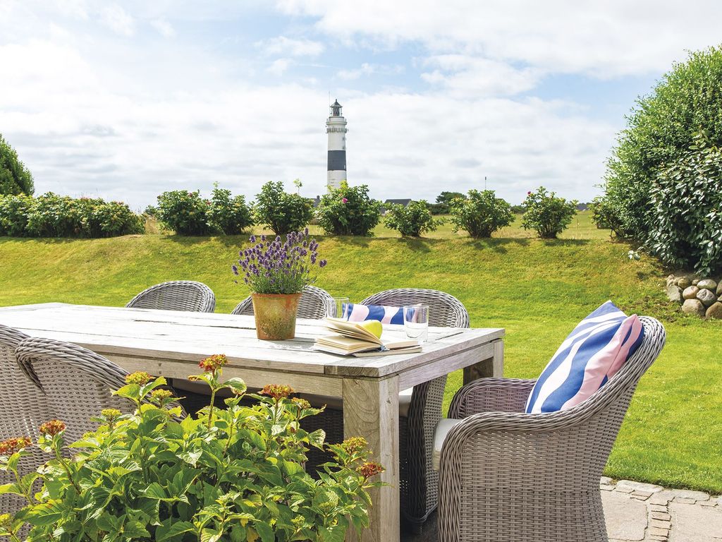 Großer Garten und Terrasse mit Leuchtturmblick