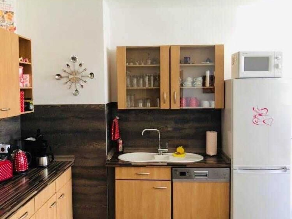 Küche mit Kühl- und Gefrierschrank + Geschirrspüler
