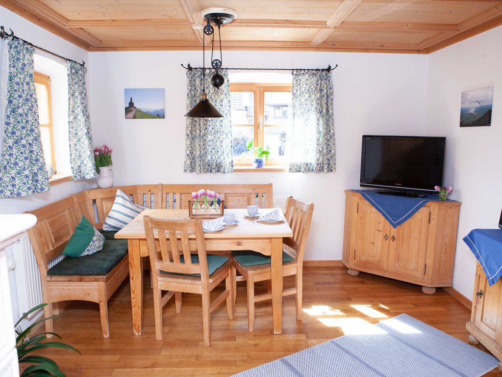 Wohn u. Esszimmer mit Kachelofen