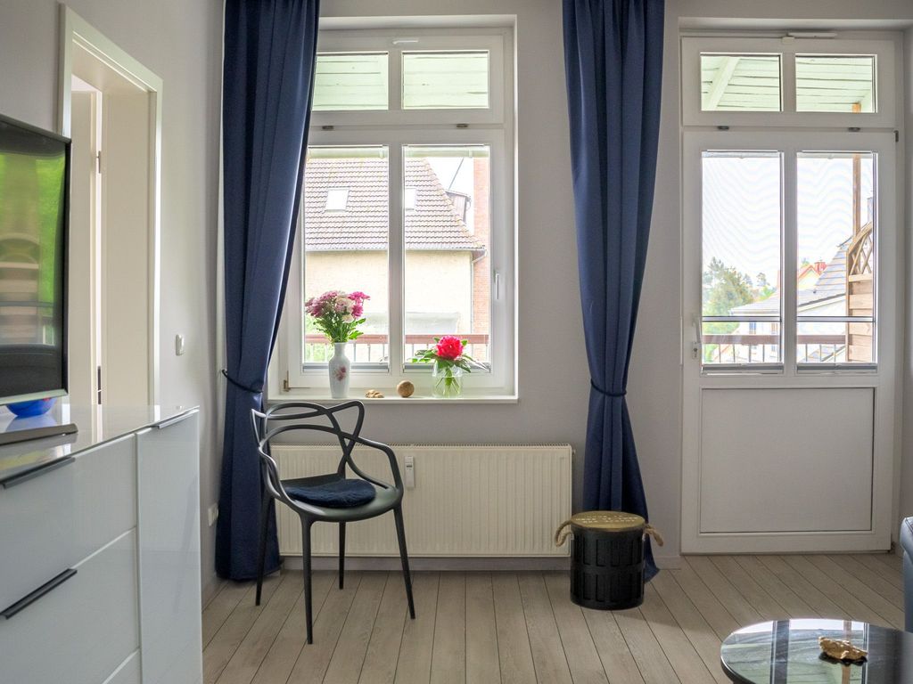 Wohnzimmer mit Zugang zum Balkon