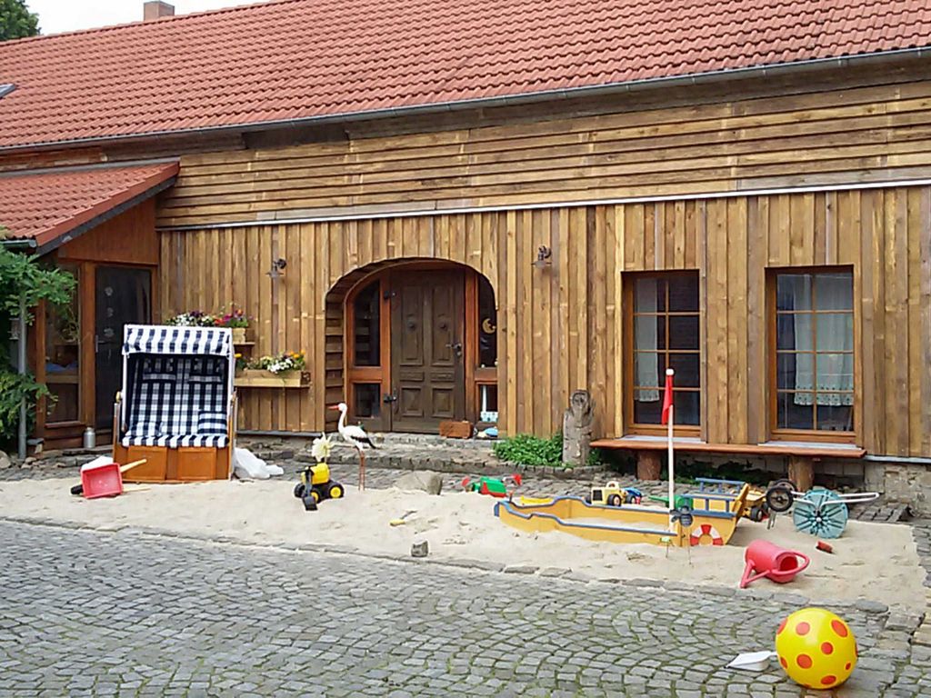 Innenhof mit Strandkorb und Sand-Spielbereich