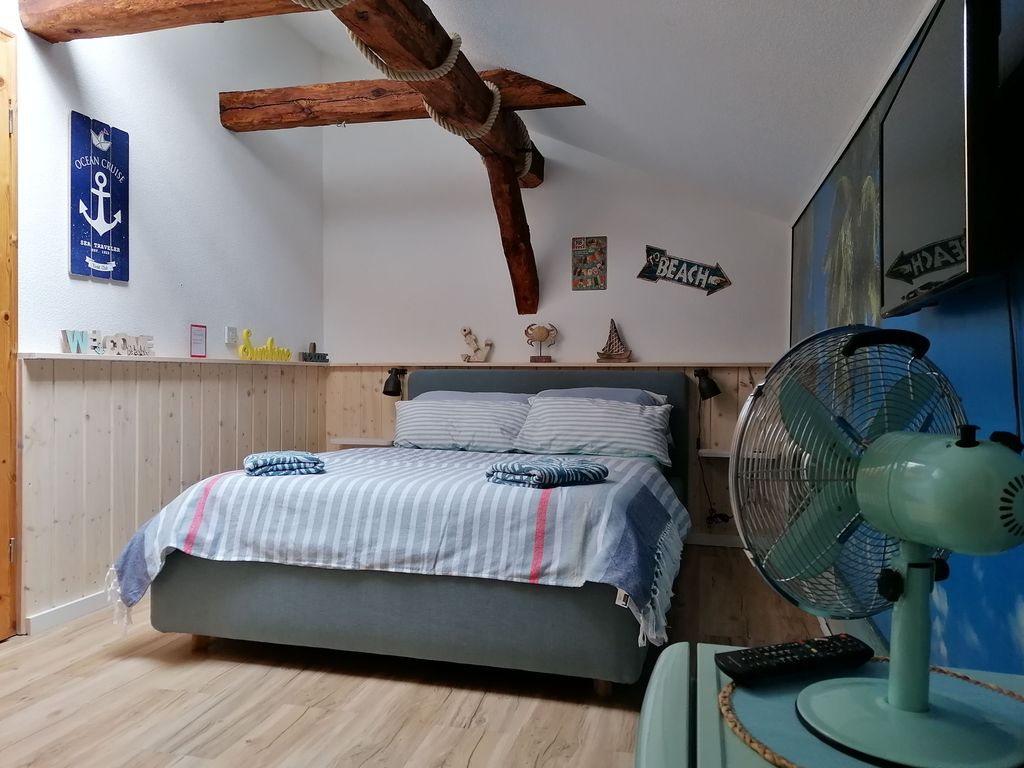Zimmer 2 mit französischem Bett