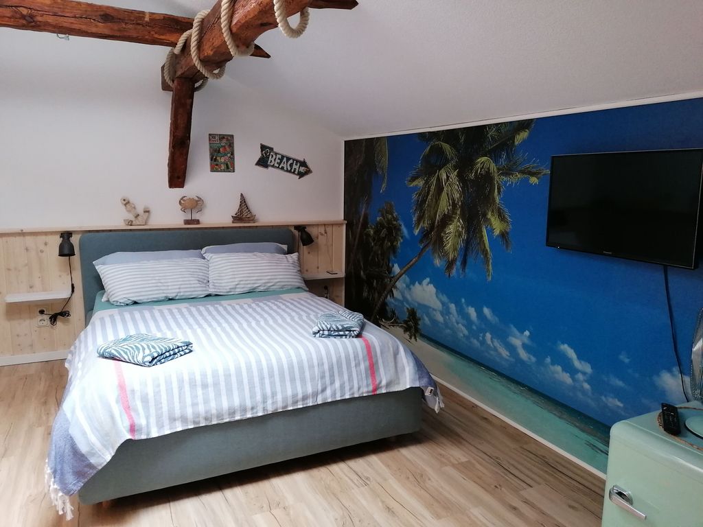 Zimmer 2 mit französischem Bett