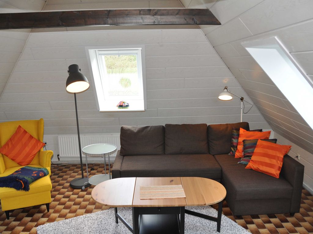 Wohnzimmer im Obergeschoß mit Fernsehsessel Schlafcouch