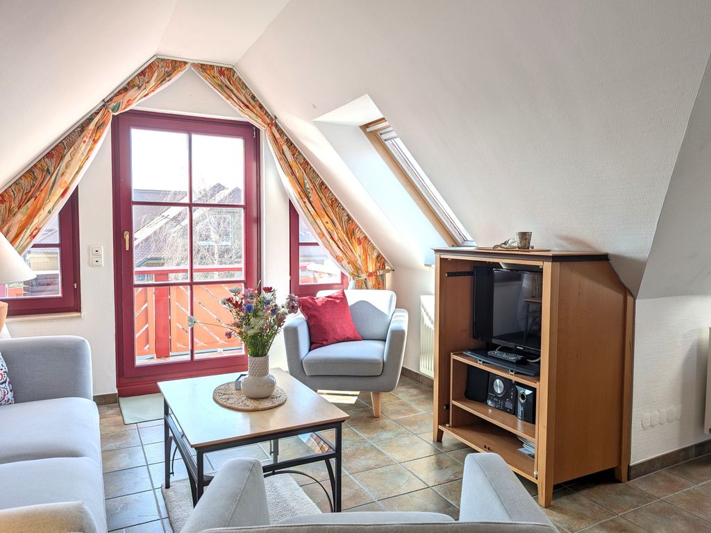 Wohnzimmer mit Zugang zum Balkon