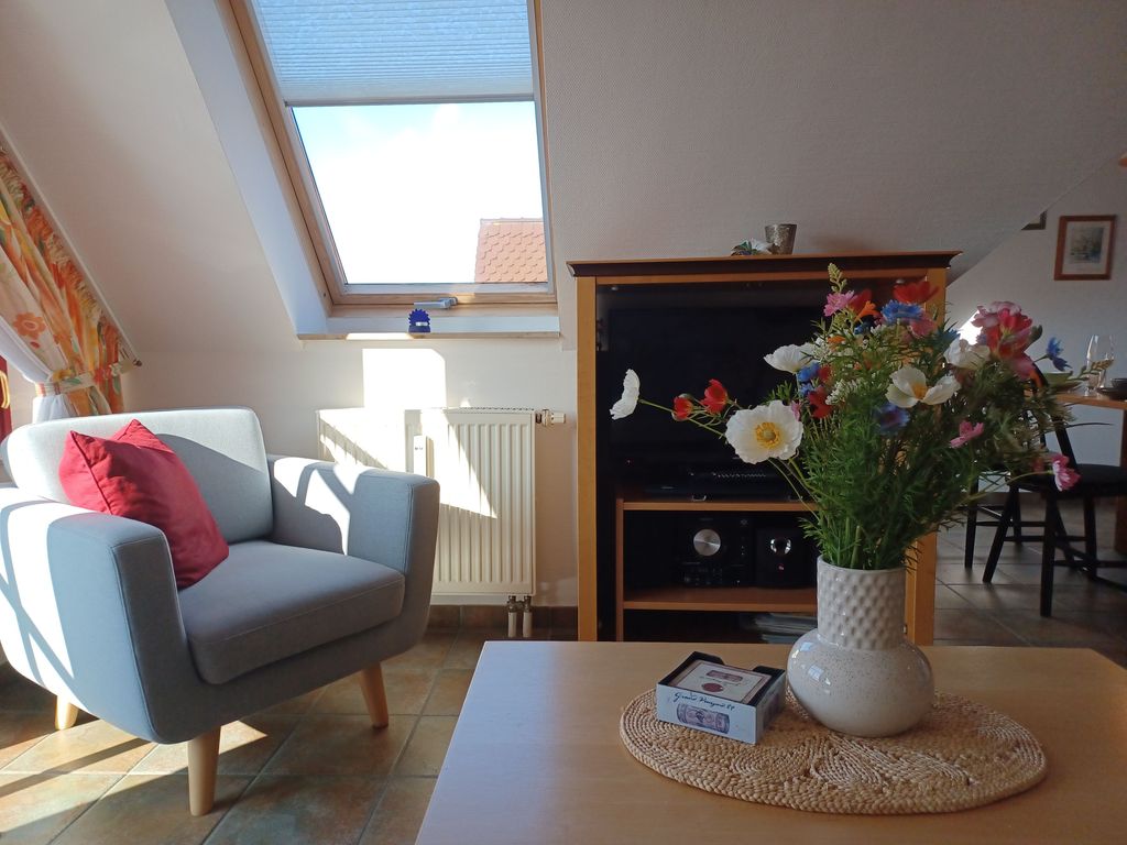 Wohnzimmer mit Zugang zum Balkon