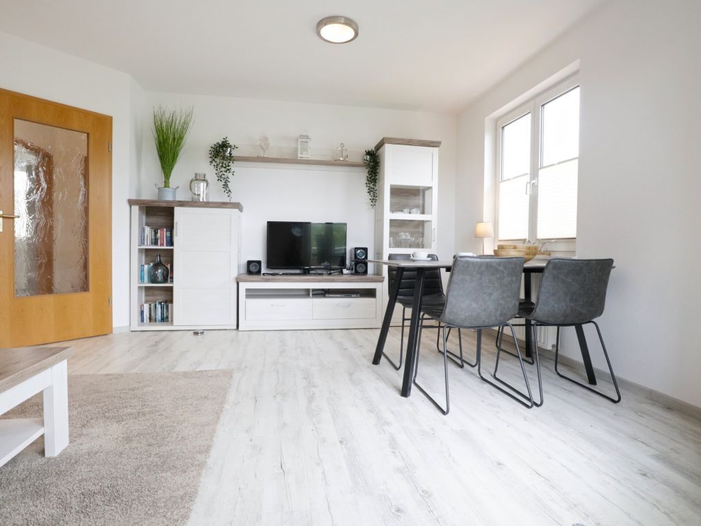 Waterkant 28 - Blick auf den Essbereich und den TV