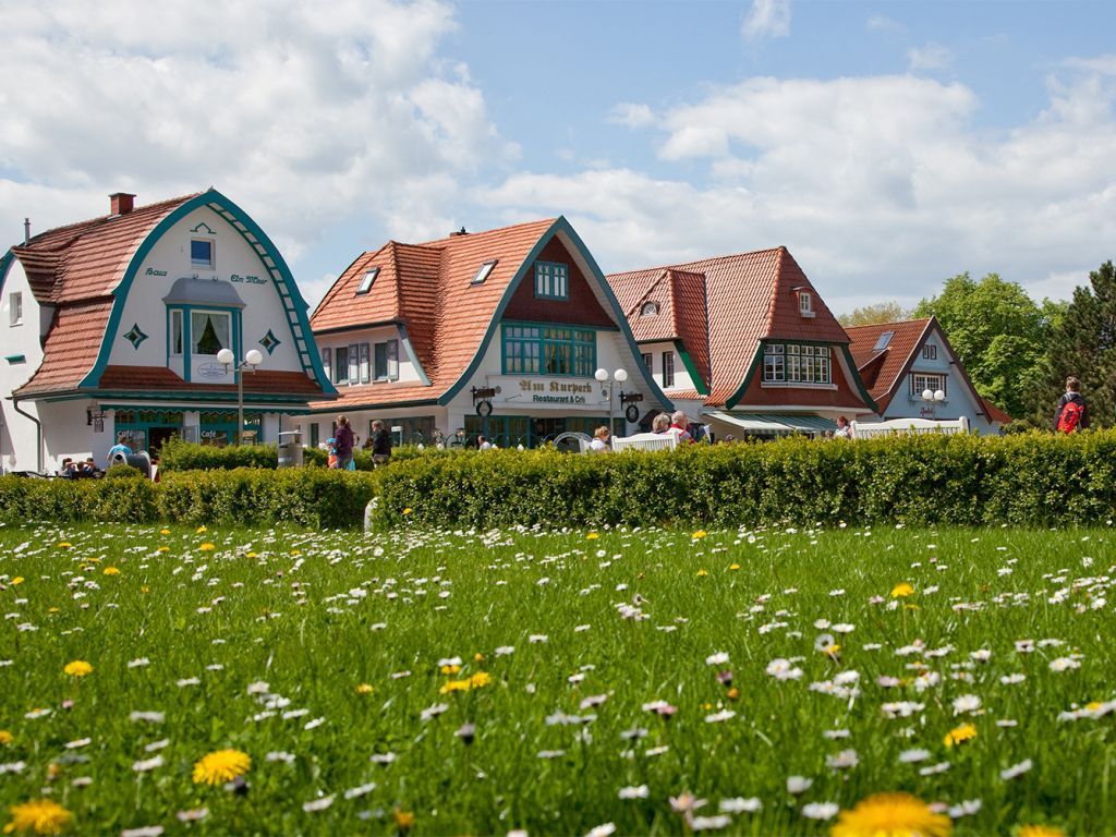 Ostseebad Boltenhagen - Blick auf die Mittelpromenade mit ihren süßen Häuschen