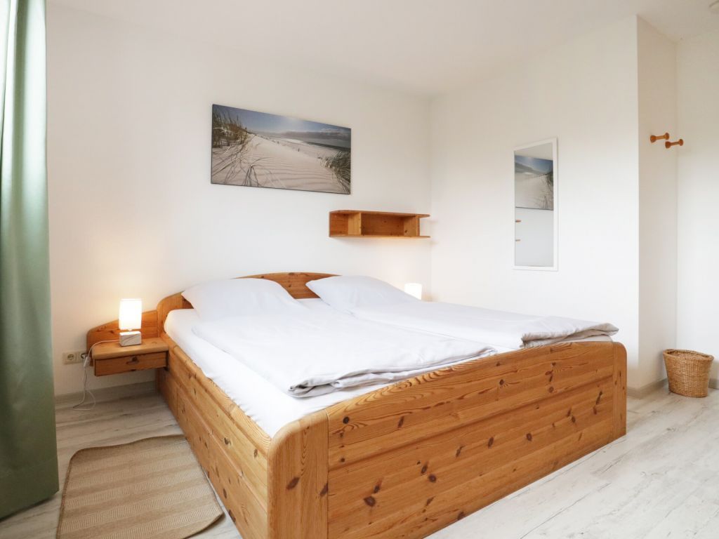 Waterkant 28 - Blick in das Schlafzimmer mit großem Kleiderschrank