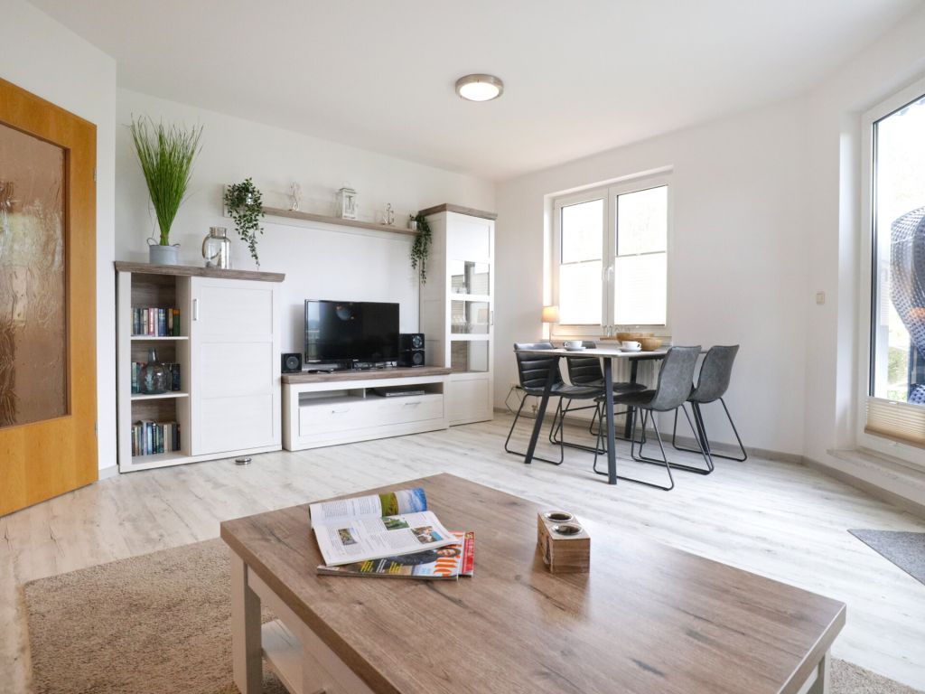 Waterkant 28 - Blick vom Sofa auf den Essbereich und den TV