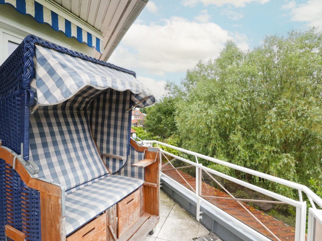 Waterkant 28 - Blick auf den Balkon mit Strandkorb