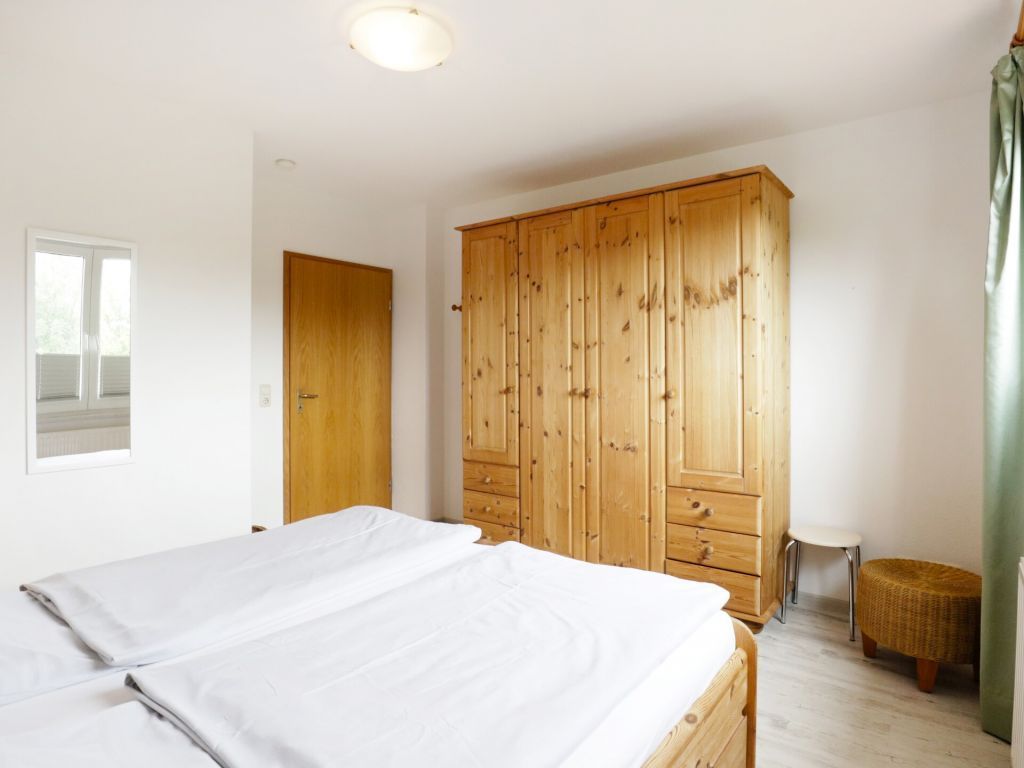 Waterkant 28 - Blick in das Schlafzimmer mit großem Kleiderschrank