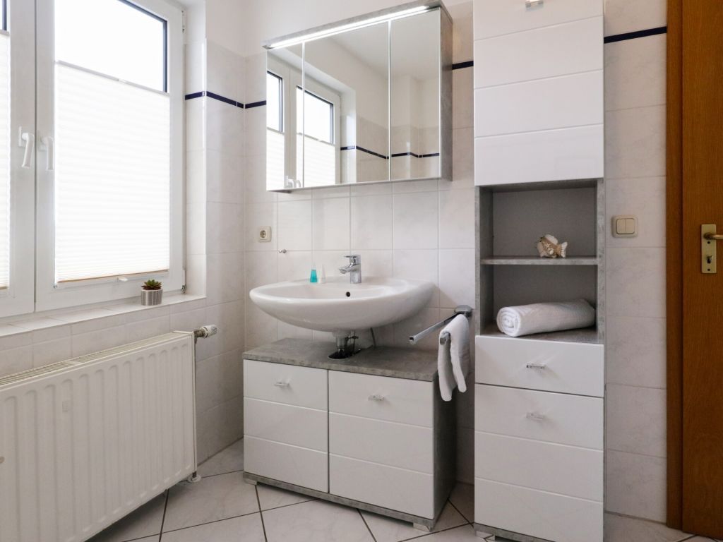 Waterkant 28 - Blick in das Tageslichtbad mit Dusche und Waschmaschine