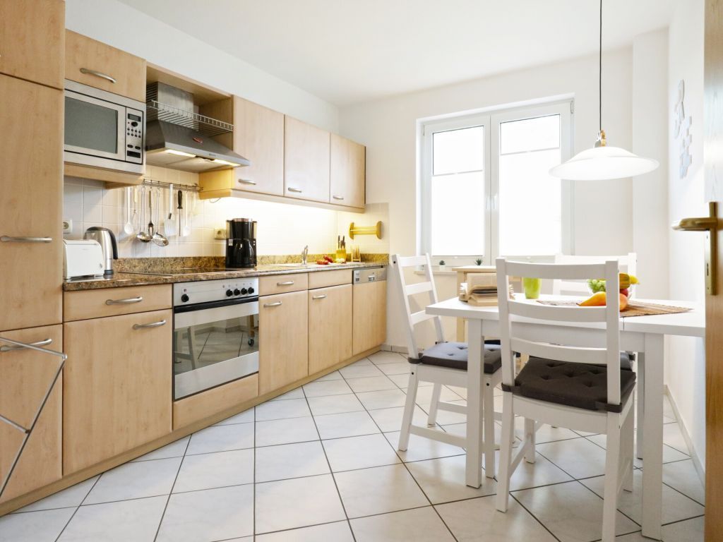 Waterkant 28 - Blick in die separate Küche mit Essbereich