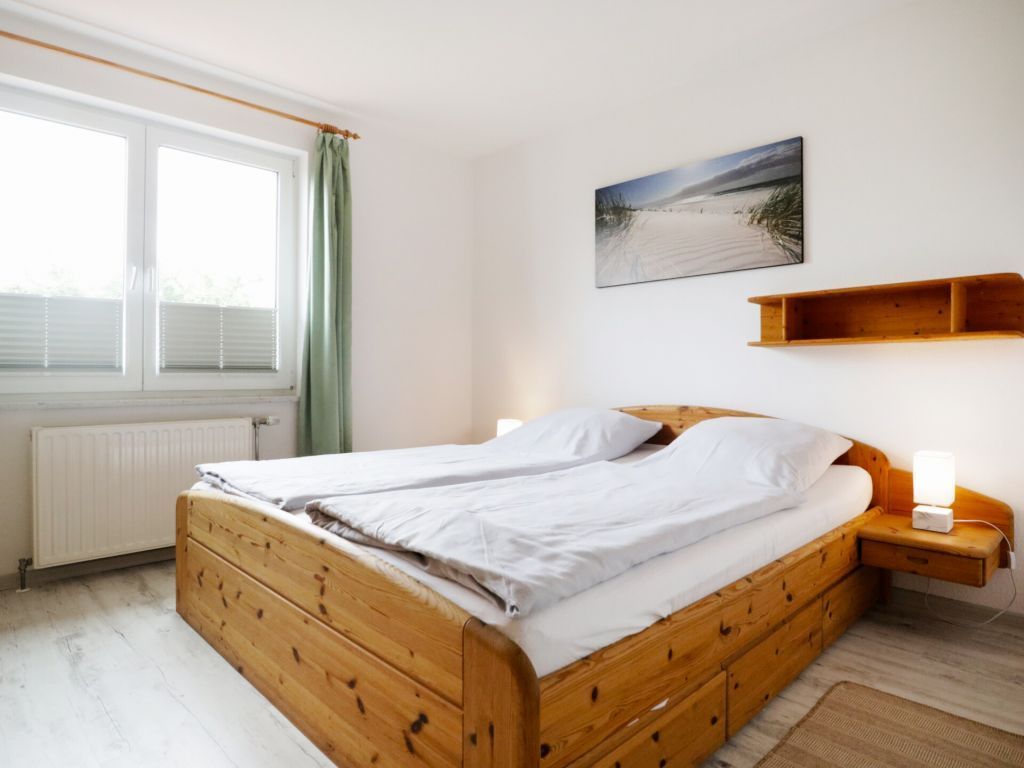 Waterkant 28 - Blick in das Schlafzimmer mit großem Kleiderschrank