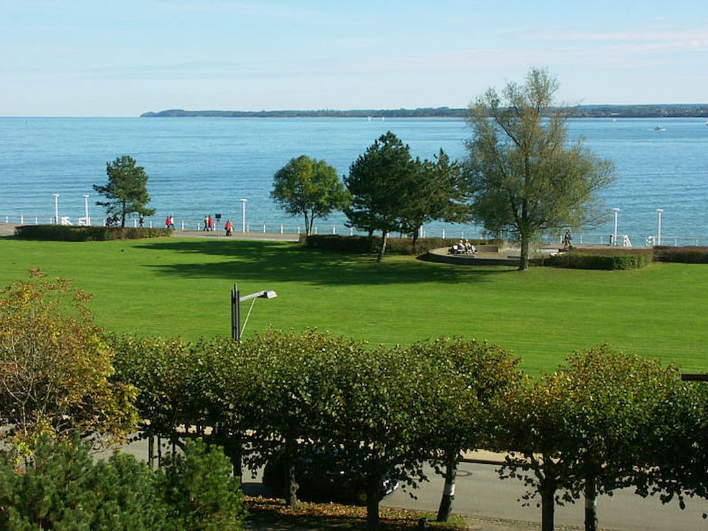 Blick vom Balkon auf Meer und Grünstrand