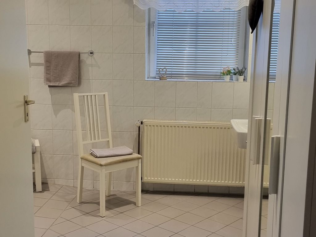 Badezimmer mit rollstuhlgerechter Dusche