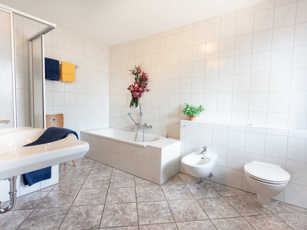 Dreibettzimmer ( Vollbad / Dusche / WC)