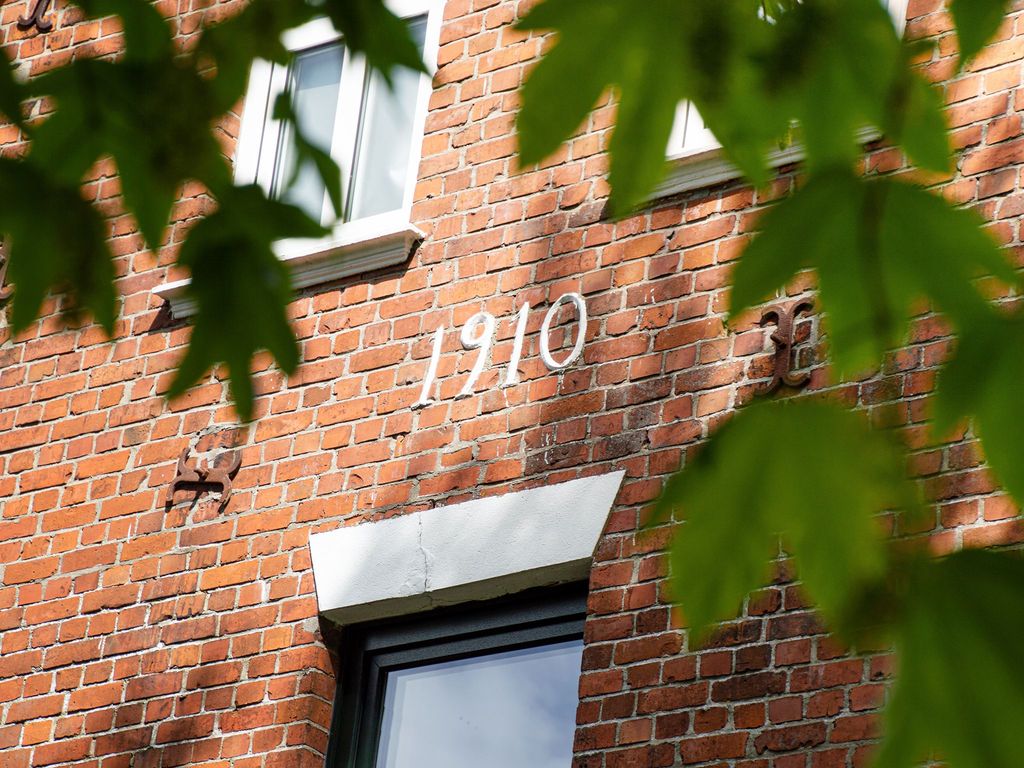 Hausansicht mit Baujahr