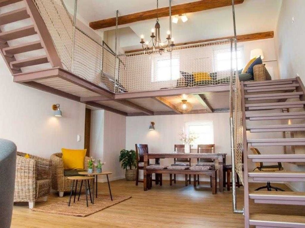 Wohnzimmer mit Treppe ins OG