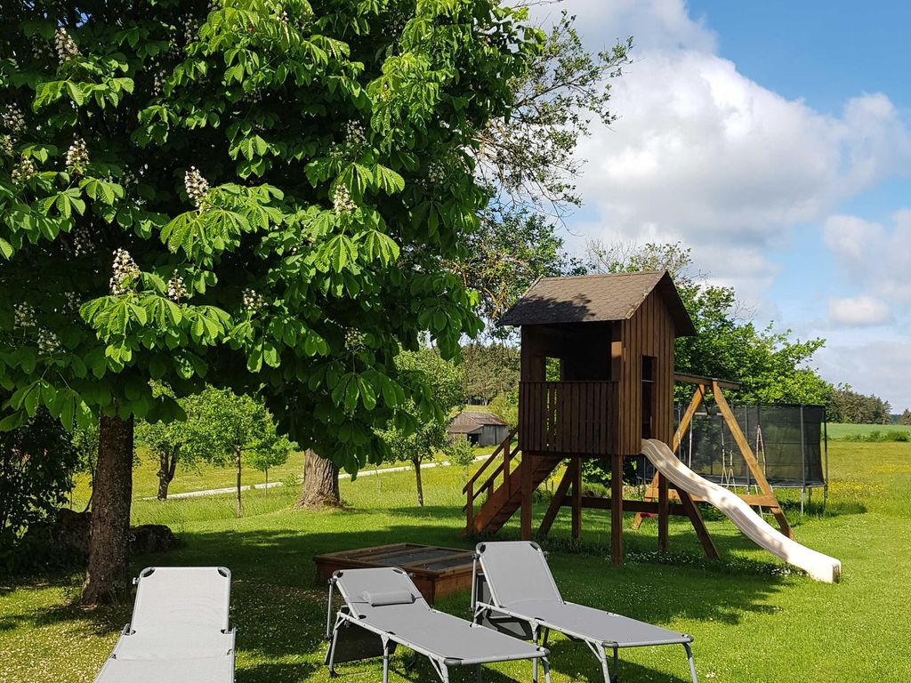 Ruheliegen und Spielen auf der Wiese