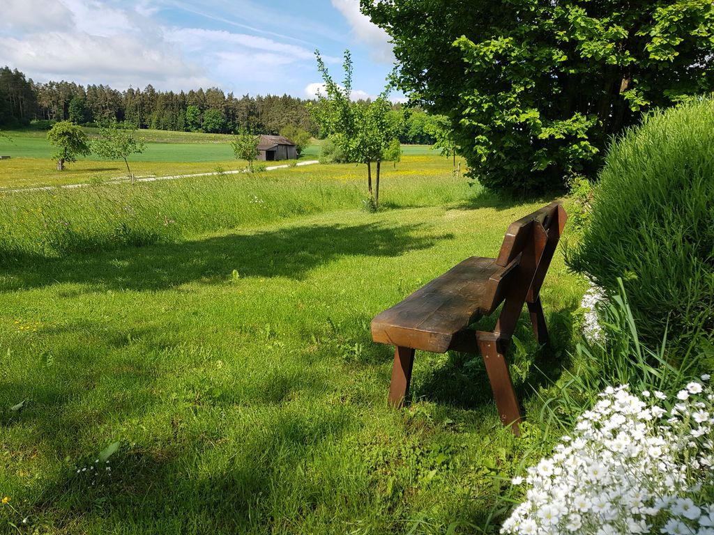 Bank mit Ausblick in die Natur