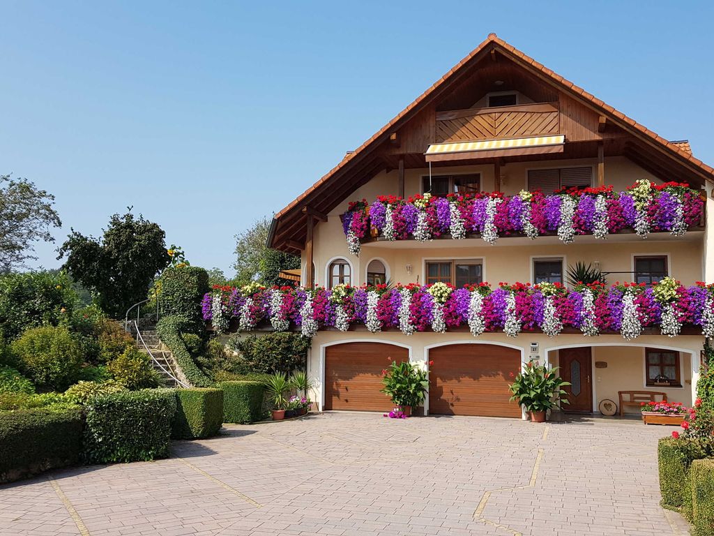 Hausansicht mit Parkplätzen