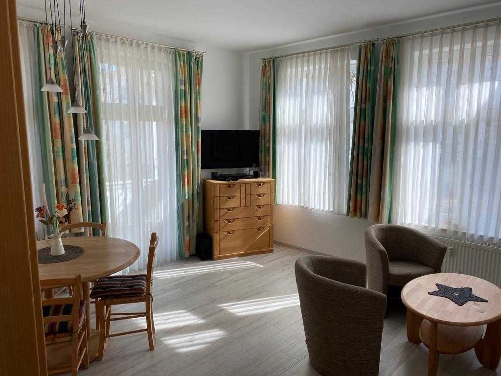 Wohnbereich mit Zugang zum Balkon