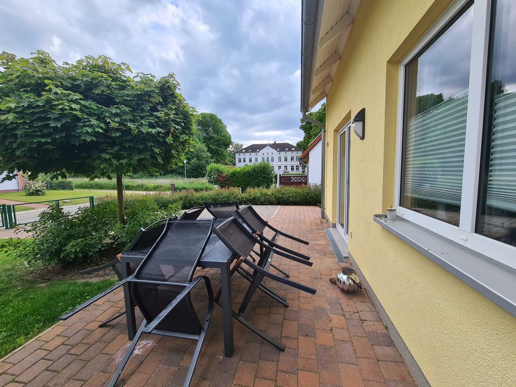 Sichtgeschützte Gartenterasse mit Blick auf das Schloss