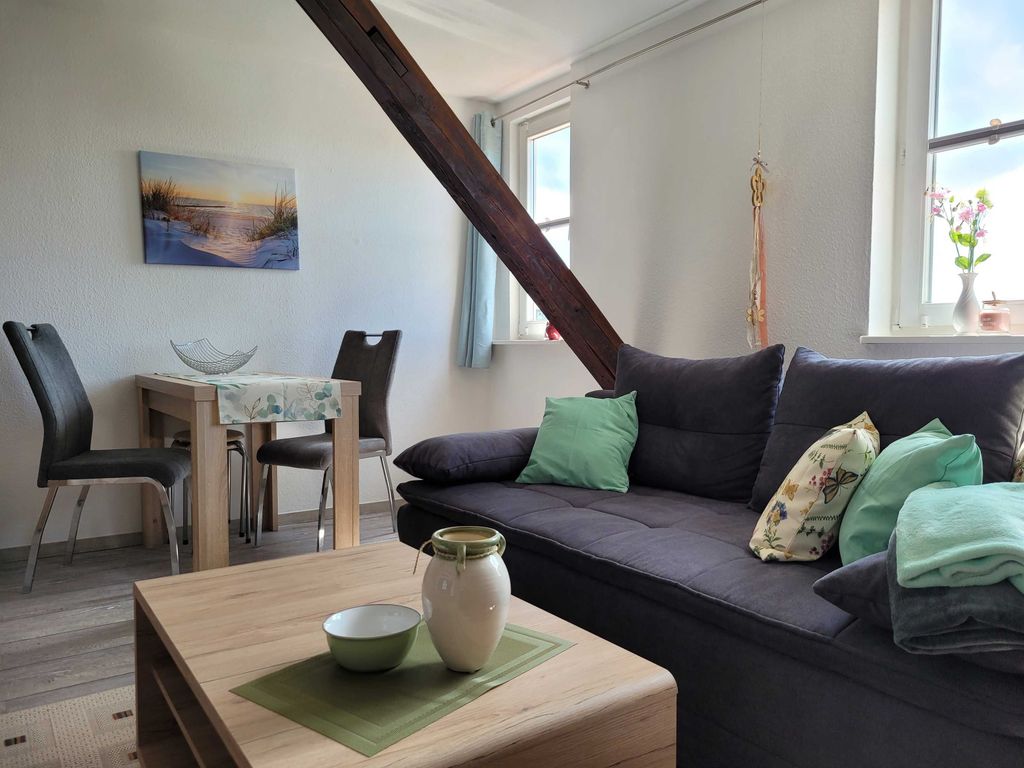 Wohnzimmer mit Schlafcouch (1,60x2,00) und Essbereich