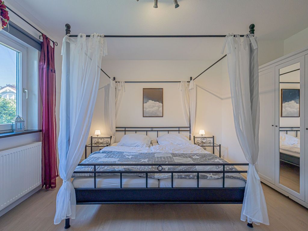 Schlafzimmer mit Himmel-Doppelbett