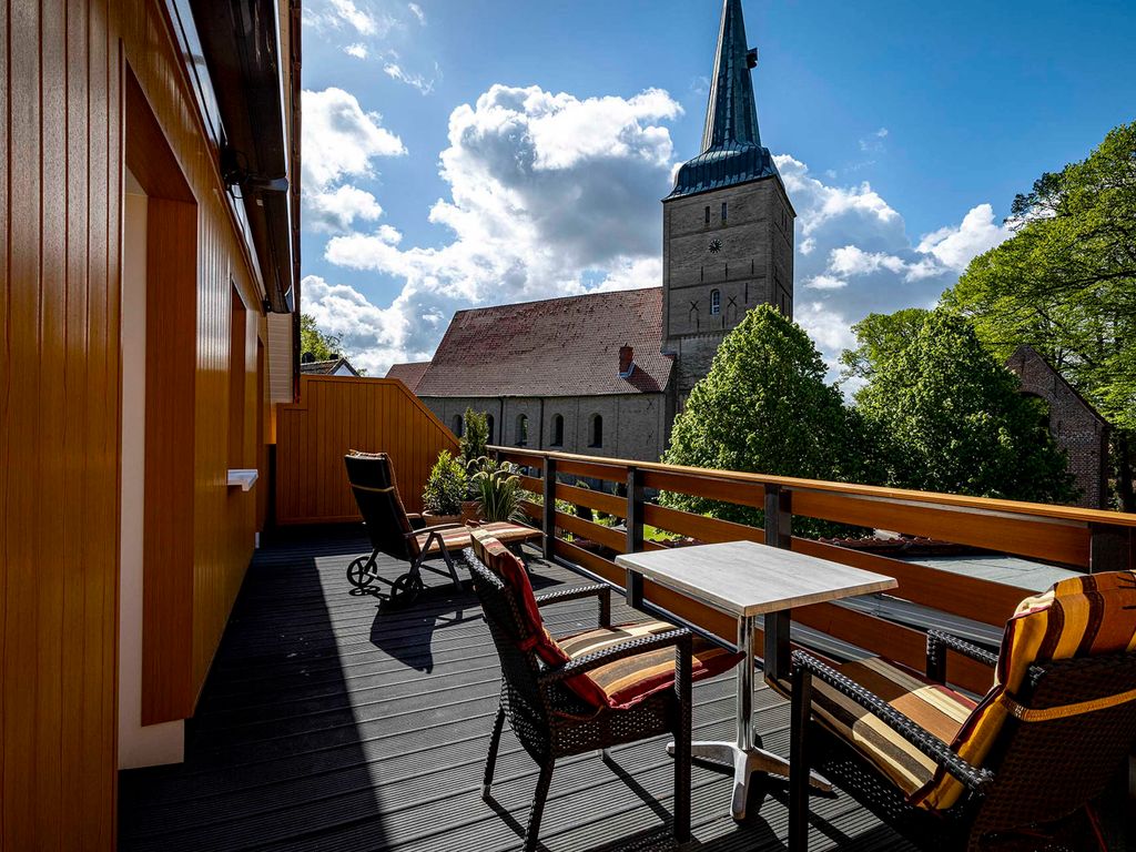 Wunderschöner Ausblick von der möblierten Dachterrasse mit elektrisch ausfahrbaren Markisen.