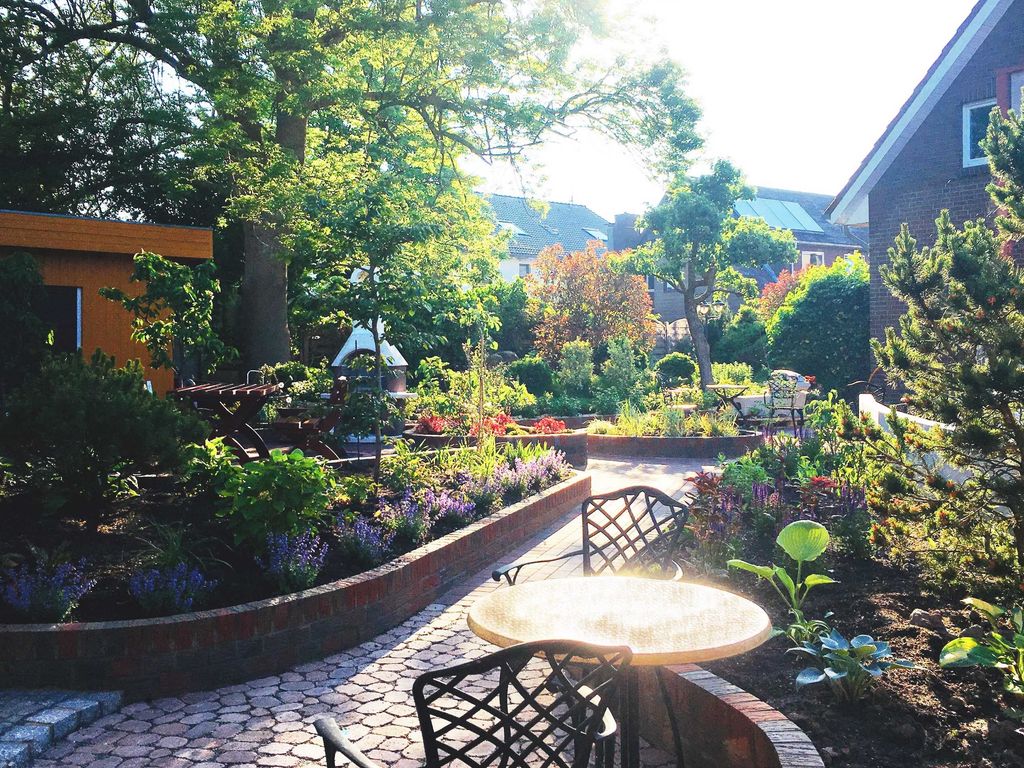 Der erweiterte Gästegarten im Morgenlicht