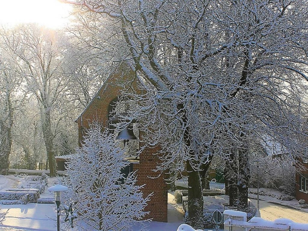 Die Dorfstraße im Winter vor dem Landhaus Wremer Deel