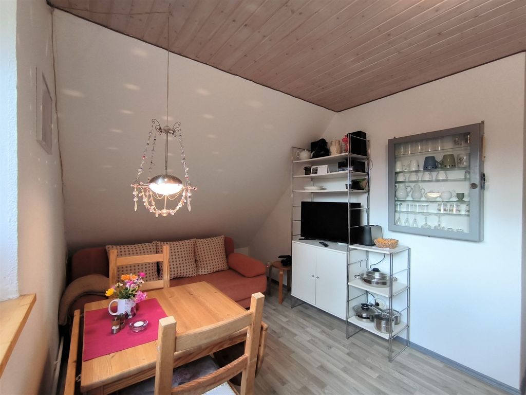 Küche mit Sofa und TV