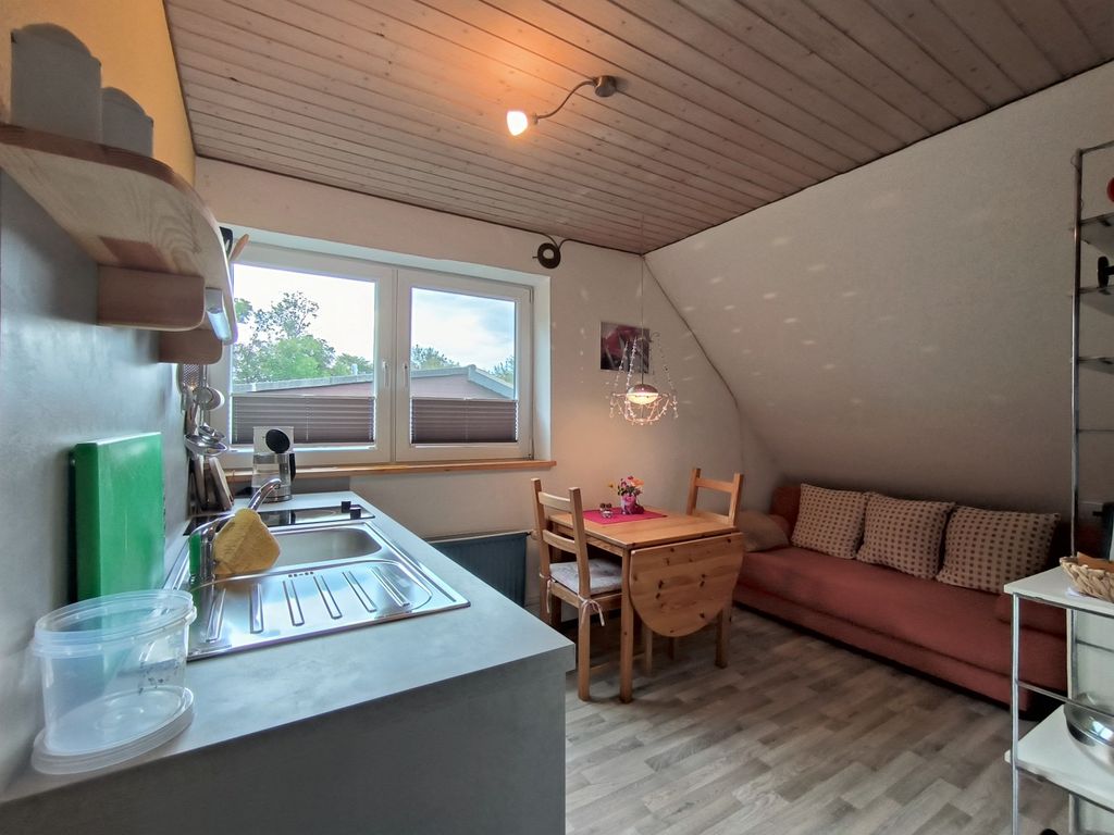 Küche mit Sofa und TV
