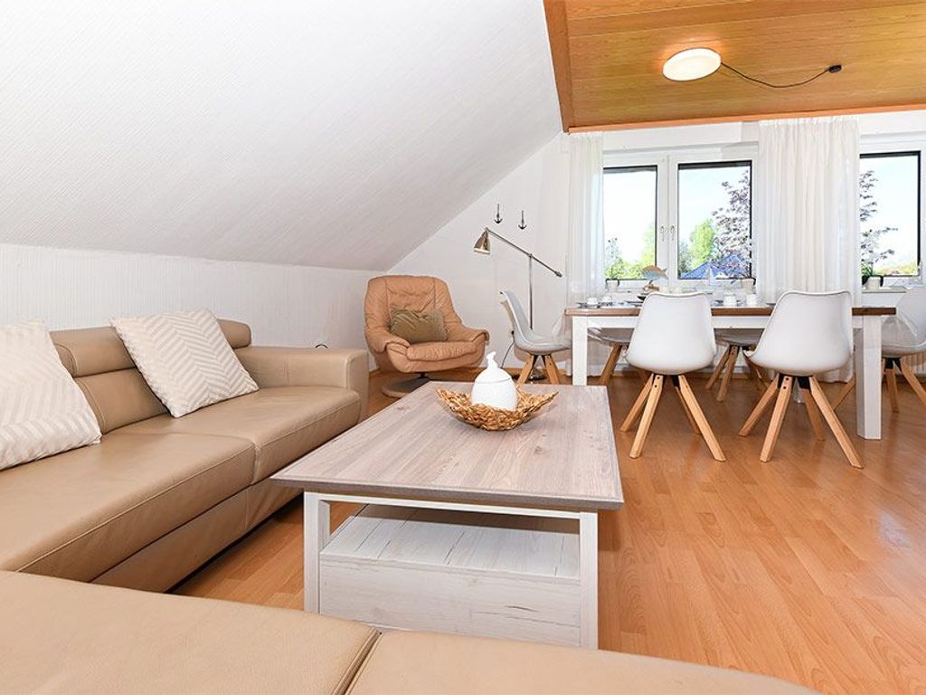 Wohnzimmer mit integriertem Küchen- und Essbereich