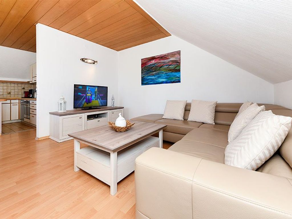 Wohnzimmer mit integriertem Küchen- und Essbereich