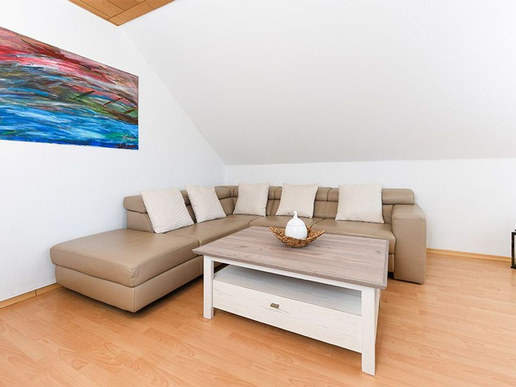 Wohnzimmer mit integriertem Küchen- und Essbereich