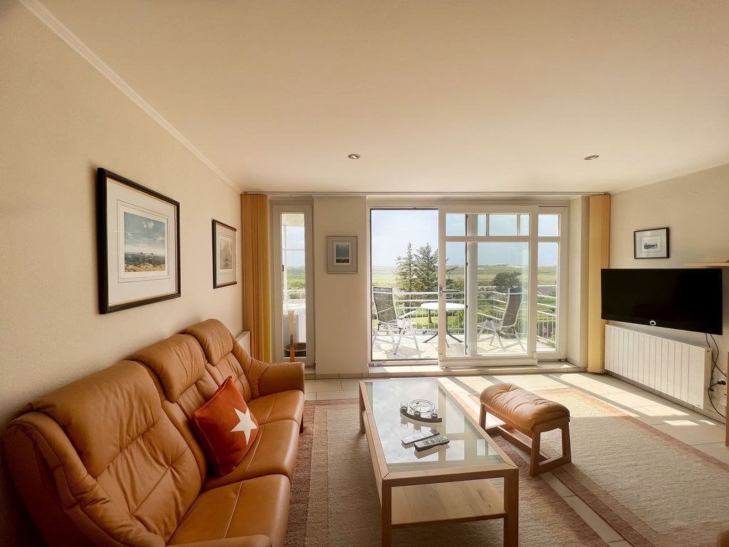 Wohnraum mit Blick zum Balkon