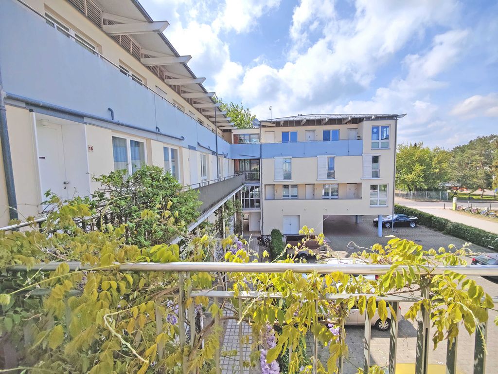 Blick zum Hof mit Wohnungstür