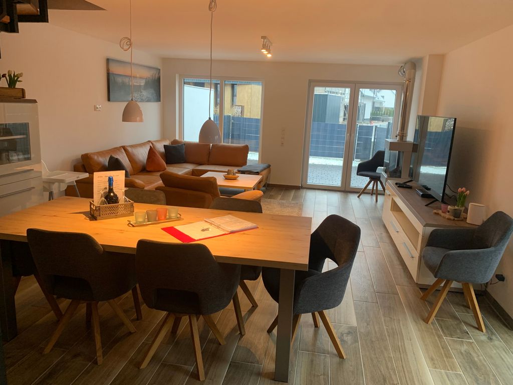 Blick von der Küche auf Essplatz und Wohnzimmer